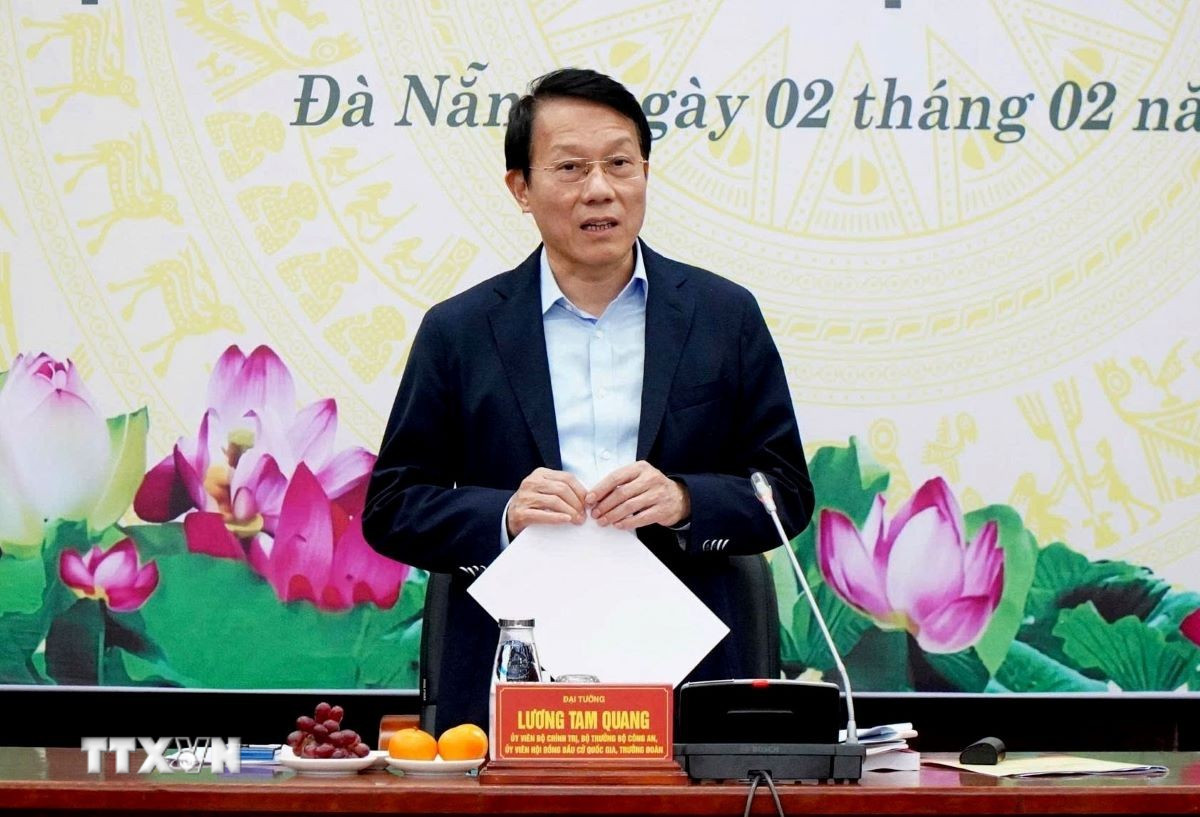 Đại tướng Lương Tam Quang, Ủy viên Bộ Chính trị, Bộ trưởng Bộ Công an, Trưởng Đoàn giám sát, kiểm tra của Ủy ban Thường vụ Quốc hội và Hội đồng Bầu cử Quốc gia phát biểu tại buổi làm việc với Ủy ban Bầu cử thành phố Đà Nẵng. (Ảnh: Quốc Dũng/TTXVN)