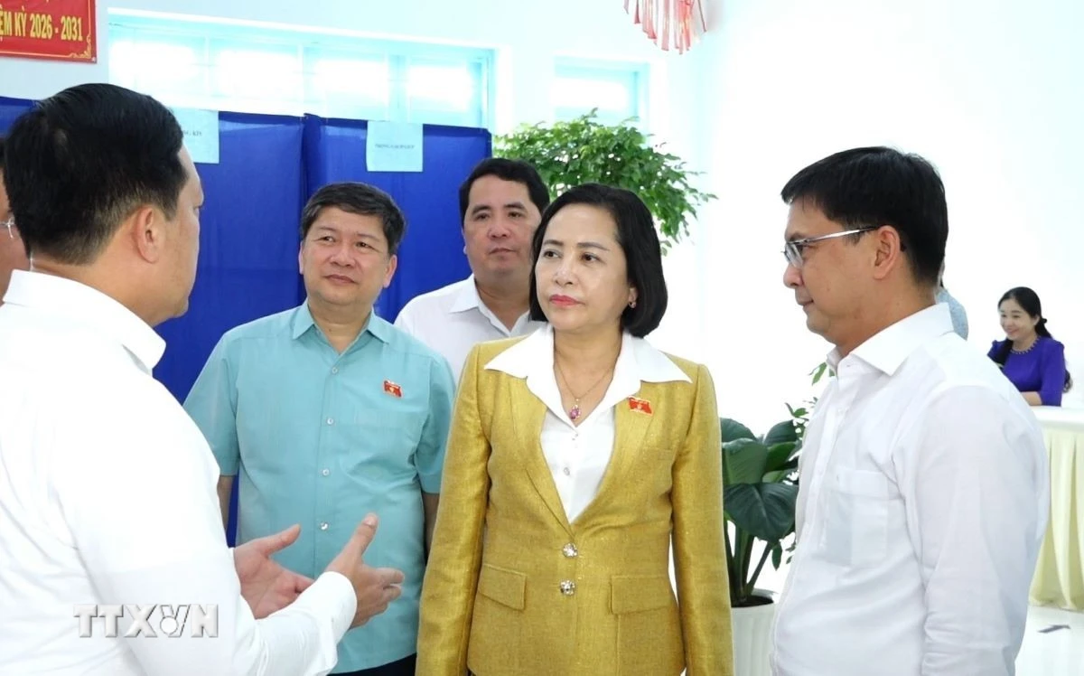 Phó Chủ tịch Quốc hội Nguyễn Thị Thanh đã đến kiểm tra, giám sát công tác tổ chức bầu cử tại xã Tân Nhựt, Thành phố Hồ Chí Minh. (Ảnh: Hữu Duyên/TTXVN)