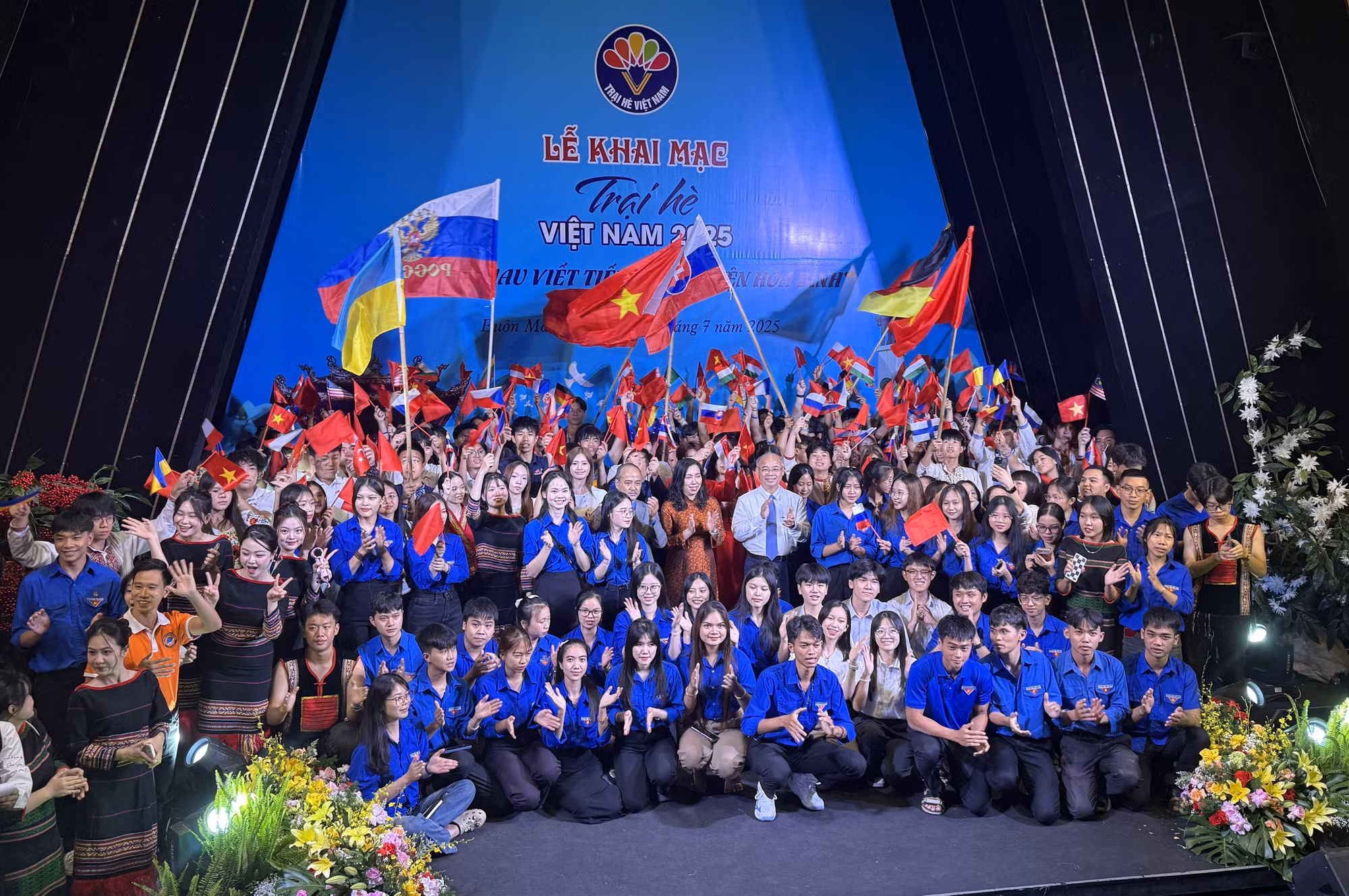 vna-potal-tuoi-tre-kieu-bao-chung-tay-viet-tiep-cau-chuyen-hoa-binh-8153196.jpg