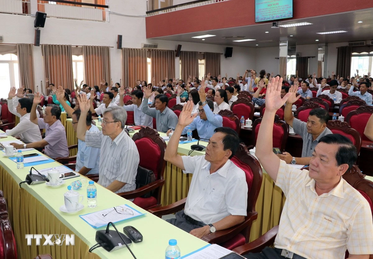 Đại biểu tham gia biểu quyết thông qua danh sách những người đủ tiêu chuẩn ứng cử. (Ảnh: Phạm Minh Tuấn/TTXVN)