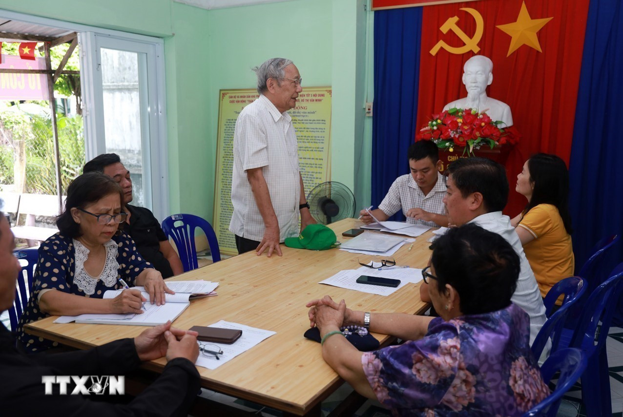 Quang cảnh một buổi thảo luận góp ý vào dự thảo văn kiện Đại hội XIV của Đảng tại Chi bộ Khu phố 1 Trần Hưng Đạo, phường Tuy Hòa, tỉnh Đắk Lắk. (Ảnh: Xuân Triệu/TTXVN)