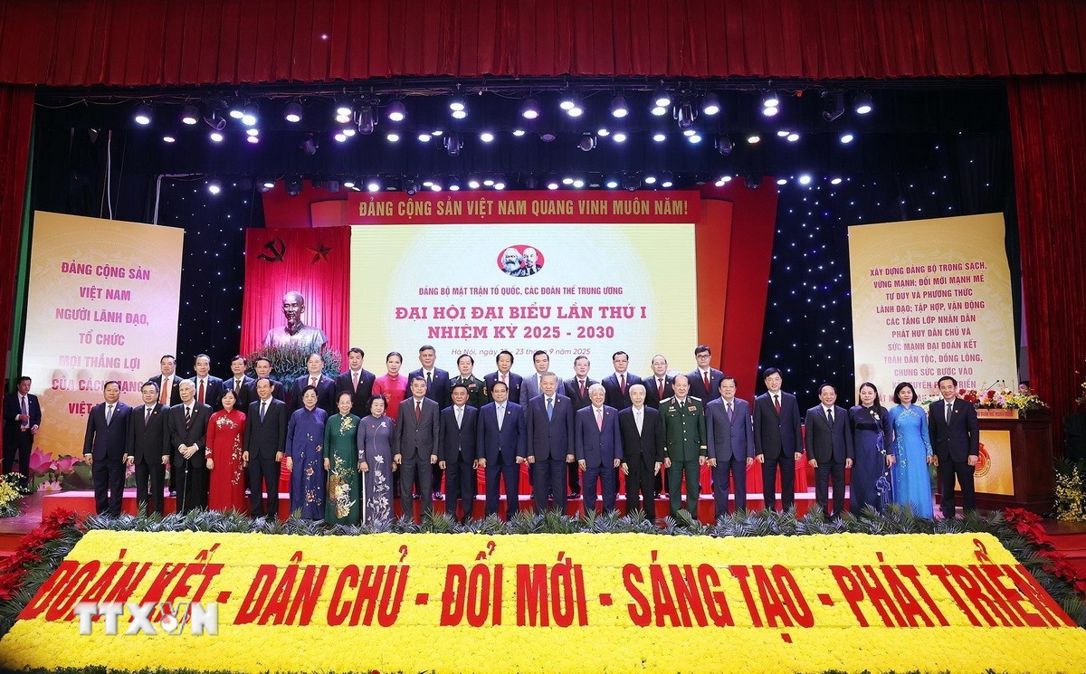 Tổng Bí thư Tô Lâm, Thủ tướng Phạm Minh Chính và các đại biểu dự Đại hội đại biểu Đảng bộ Mặt trận Tổ quốc, các đoàn thể Trung ương lần thứ nhất. (Ảnh: Thống Nhất/TTXVN)