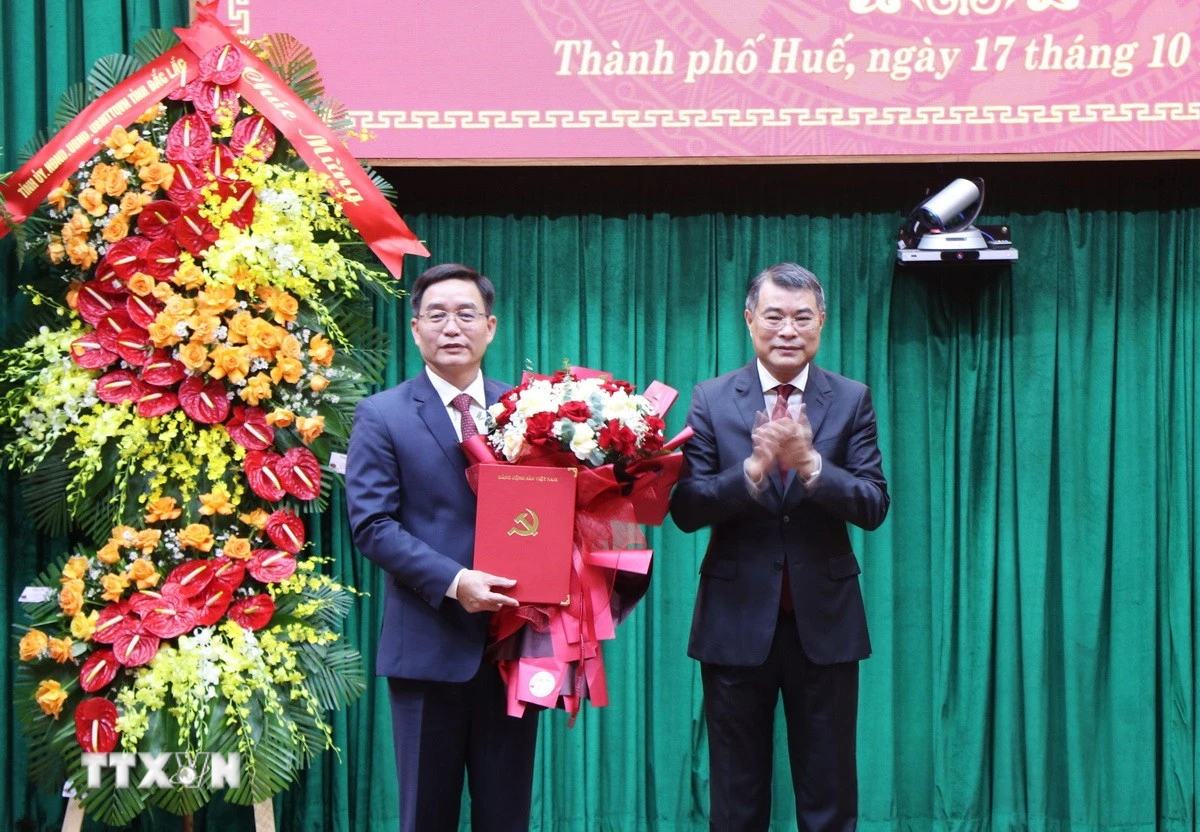 Ủy viên Bộ Chính trị, Bí thư Trung ương Đảng, Trưởng ban Tổ chức Trung ương Lê Minh Hưng trao quyết định của Bộ Chính trị chỉ định ông Nguyễn Đình Trung giữ chức Bí thư Thành ủy Huế. (Ảnh: Nguyên Lý/TTXVN)