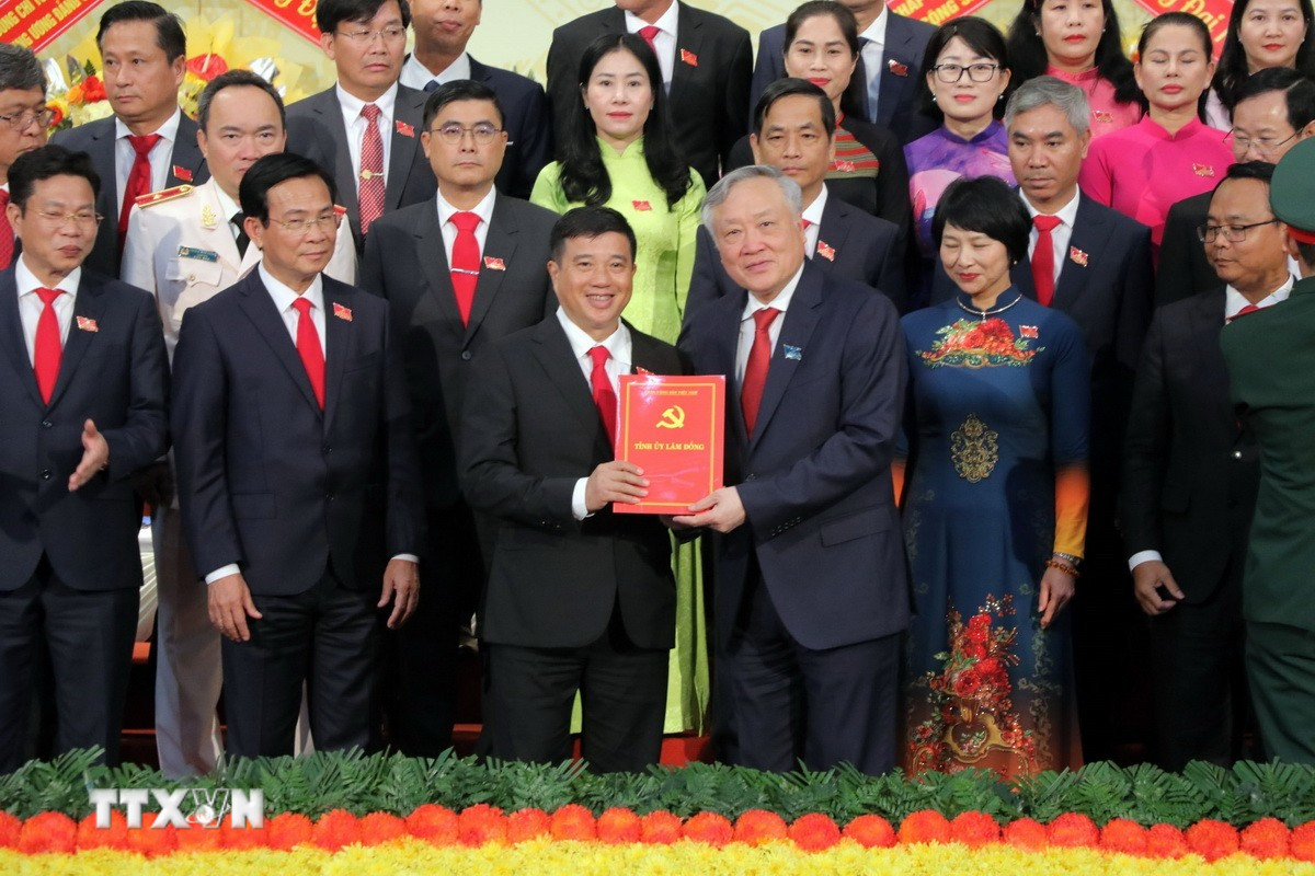 Phó Thủ tướng Thường trực Chính phủ Nguyễn Hòa Bình trao Quyết định của Bộ Chính trị chỉ định Ban Chấp hành, Ban Thường vụ Đảng bộ tỉnh Lâm Đồng. (Ảnh: Chu Quốc Hùng/TTXVN)