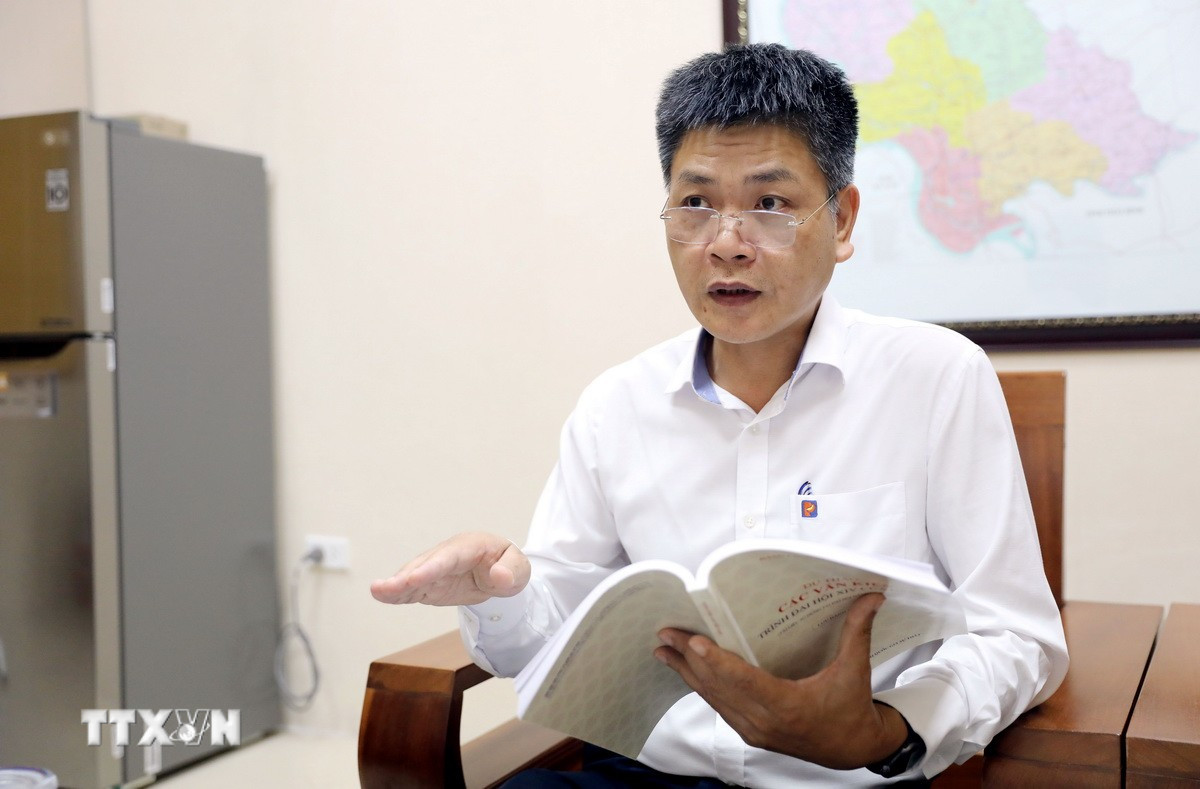 Ông Nguyễn Ngọc Hoàn, Phó Bí thư Đảng ủy, Phó Giám đốc Công ty TNHH Một thành viên Petrolimex Hưng Yên góp ý vào Dự thảo Văn kiện Đại hội XIV của Đảng. (Ảnh: Thế Duyệt/TTXVN)