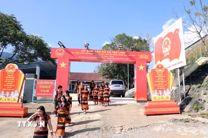 Đồng bào dân tộc Xê Đăng, xã Trà Linh, thành phố Đà Nẵng nô nức đến điểm bầu cử. (Ảnh: Trần Tĩnh/TTXVN)