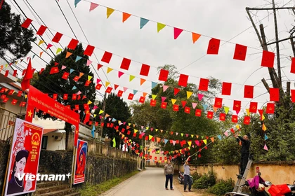 Người dân trang trí tại điểm bỏ phiếu tại phường Tân Giang, Cao Bằng. (Ảnh: Vietnam+)