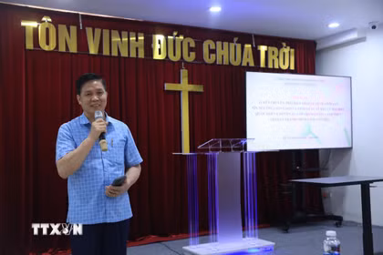 Mục sư Nguyễn Hữu Mạc, Hiệu trưởng Trường Thánh kinh Thần học Hà Nội phát biểu tại Hội nghị. (Ảnh: Nguyễn Cúc/TTXVN)
