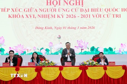 Chủ nhiệm Ủy ban Kiểm tra Trung ương Trần Sỹ Thanh cùng các ứng cử viên đại biểu Quốc hội khóa XVI, thuộc đơn vị bầu cử số 1 tỉnh Lạng Sơn tiếp xúc cử tri vận động bầu cử trực tiếp tại phường Đông Kinh. (Ảnh: Văn Đạt/TTXVN)