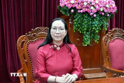 Ủy viên Ban Thường vụ Tỉnh ủy, Phó Chủ tịch Thường trực Ủy ban MTTQ Việt Nam tỉnh Vĩnh Long Nguyễn Thị Hồng Nhung trả lời phỏng vấn phóng viên TTXVN. (Ảnh: Phạm Minh Tuấn/TTXVN)