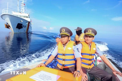 Tổ bầu cử hoàn thành tổ chức bầu cử cho cử tri trên tàu trực quay trở về tàu Kiểm ngư 260. (Ảnh: TTXVN phát)