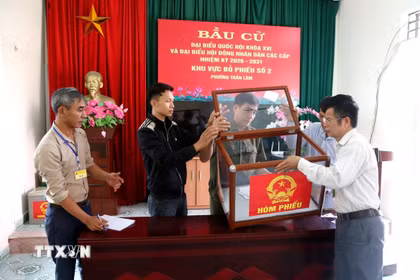 Vận hành thử nghiệm việc kiểm tra hòm phiếu trước khi khai mạc và thực hành quy trình bỏ phiếu bầu cử. (Ảnh: Mạnh Khánh/TTXVN)