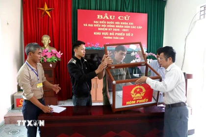 Vận hành thử nghiệm việc kiểm tra hòm phiếu trước khi khai mạc và thực hành quy trình bỏ phiếu bầu cử. (Ảnh: Mạnh Khánh/TTXVN)