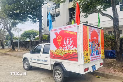 Các xe tuyên truyền lưu động của Trung tâm Văn hóa Nghệ thuật tỉnh An Giang lắp đặt loa phóng thanh với nội dung tuyên truyền bằng tiếng Việt và tiếng Khmer đến các khu dân cư, chợ, điểm sinh hoạt cộng đồng để tuyên truyền. (Ảnh: Công Mạo/TTXVN)