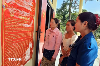 Đồng bào Bru-Vân Kiều (xã Trường Sơn, Quảng Trị) đọc các quy định về công tác bầu cử. (Ảnh: TTXVN phát)