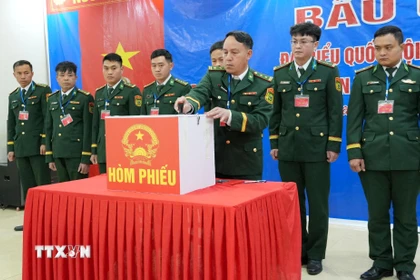 Thực hiện đóng dấu niêm phong hòm phiếu. (Ảnh: Nguyễn Oanh/TTXVN)