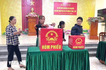 Cử tri khu vực biên giới Quảng Trị tự tay bỏ từng lá phiếu bầu chọn những đại biểu có đức, có tài, có tâm và trách nhiệm với đất nước, nhân dân. (Ảnh: TTXVN phát)