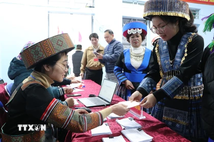 Đông đảo cử tri đi bỏ phiếu tại tổ bầu cử số 4 bản Hợp 2, xã Dào San. (Ảnh: Nguyễn Oanh/TTXVN)