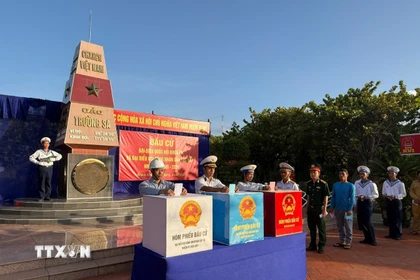 Cử tri ở điểm bỏ phiếu số 14, đặc khu Trường Sa bỏ phiếu đại biểu Quốc hội khóa XVI và đại biểu HĐND các cấp nhiệm kỳ 2026/2031. (Ảnh: TTXN phát)