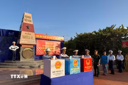 Cử tri ở điểm bỏ phiếu số 14, đặc khu Trường Sa bỏ phiếu đại biểu Quốc hội khóa XVI và đại biểu HĐND các cấp nhiệm kỳ 2026/2031. (Ảnh: TTXN phát)
