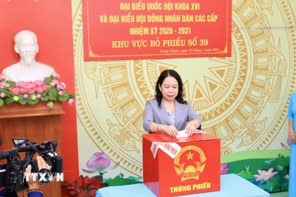 Phó Chủ tịch nước Võ Thị Ánh Xuân bỏ phiếu bầu cử tại khu vực bỏ phiếu số 39, phường Long Xuyên, An Giang. (Ảnh: Thanh Sang/TTXVN)