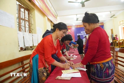 Cử tri tỉnh Nghệ An, làm thủ tục bỏ phiếu sớm. (Ảnh: Trịnh Duy Hưng/TTXVN)