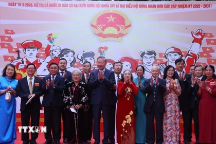 Tổng Bí thư Tô Lâm và đại biểu với cử tri tại Khu vực bỏ phiếu số 02 phường Ba Đình, thành phố Hà Nội. (Ảnh: Văn Điệp/TTXVN)