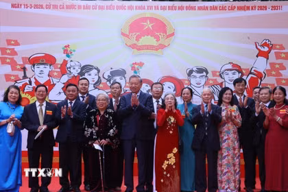 Tổng Bí thư Tô Lâm và đại biểu với cử tri tại Khu vực bỏ phiếu số 02 phường Ba Đình, thành phố Hà Nội. (Ảnh: Văn Điệp/TTXVN)