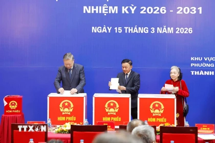 Tổng Bí thư Tô Lâm và đồng chí Trần Cẩm Tú, Ủy viên Bộ Chính trị, Thường trực Ban Bí thư bỏ phiếu bầu cử tại Khu vực bỏ phiếu số 02 phường Ba Đình, thành phố Hà Nội. (Ảnh: Thống Nhất/TTXVN)