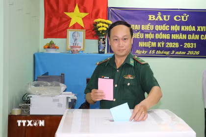 Thiếu tá Đặng Văn Thức, Chính trị viên Đồn Biên phòng Phú Tân thực hiện quyền công dân tại điểm bầu cử xã cù lao Tân Phú Đông, tỉnh Đồng Tháp. (Ảnh: Hữu Chí/TTXVN)