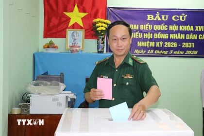 Thiếu tá Đặng Văn Thức, Chính trị viên Đồn Biên phòng Phú Tân thực hiện quyền công dân tại điểm bầu cử xã cù lao Tân Phú Đông, tỉnh Đồng Tháp. (Ảnh: Hữu Chí/TTXVN)