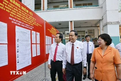 Chủ tịch Quốc hội Trần Thanh Mẫn kiểm tra công tác bầu cử tại Khu vực bỏ phiếu số 14 Trường THCS Đỗ Văn Dậy, xã Hóc Môn, Thành phố Hồ Chí Minh. (Ảnh: Doãn Tấn/TTXVN)