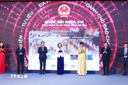 Phó Chủ tịch Quốc hội Nguyễn Thị Thanh và Tổng Giám đốc TTXVN Vũ Việt Trang cùng các đại biểu thực hiện nghi thức khai trương chuyên trang. (Ảnh: Minh Đức/TTXVN)