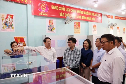 Bí thư Tỉnh ủy Khánh Hòa Nghiêm Xuân Thành kiểm tra công tác chuẩn bị bầu cử tại Khu vực bỏ phiếu số 2, phường Bắc Nha Trang. (Ảnh: Đặng Tuấn/TTXVN)