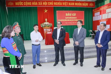 Phó Chủ tịch Quốc hội Trần Quang Phương và đoàn công tác kiểm tra các điều kiện phục vụ cử tri tại điểm bỏ phiếu số 10, thôn Tân Thành (xã Pù Luông). (Ảnh: Hoa Mai/TTXVN)