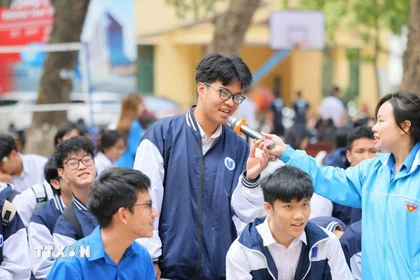 Học sinh đủ tuổi lần đầu tiên được đi bỏ phiếu bầu cử đều có chung tâm trạng tự hào và háo hức. (Ảnh: Nguyễn Cúc/TTXVN)