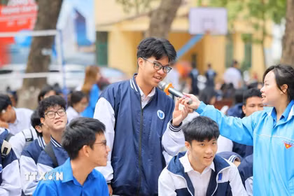 Học sinh đủ tuổi lần đầu tiên được đi bỏ phiếu bầu cử đều có chung tâm trạng tự hào và háo hức. (Ảnh: Nguyễn Cúc/TTXVN)