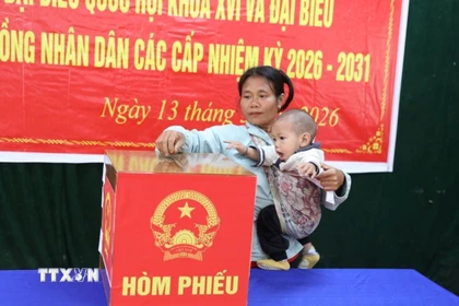 Cử tri bản Co Phạt, xã Môn Sơn (Nghệ An) bỏ phiếu bầu đại biểu Quốc hội khóa XVI và đại biểu HĐND các cấp nhiệm kỳ 2026-2031. (Ảnh: Văn Tý/TTXVN)
