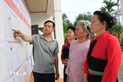 Người dân được Bí thư chi bộ thôn Yên Thắng, xã Yên Bình giới thiệu các đại biểu ứng cử. (Ảnh: Tuấn Anh/TTXVN)