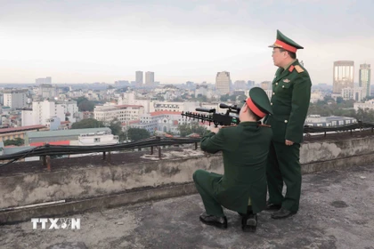 Tại các vị trí cao như nóc nhà, thuận lợi cho quan sát, các chiến sĩ thực hành sử dụng súng CAV-14 chế áp phương tiện bay không người lái, kịp thời phát hiện mục tiêu, bảo đảm an toàn tuyệt đối khu vực bầu cử. (Ảnh: Phan Phương/TTXVN)