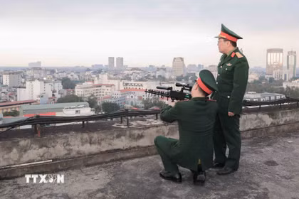 Tại các vị trí cao như nóc nhà, thuận lợi cho quan sát, các chiến sĩ thực hành sử dụng súng CAV-14 chế áp phương tiện bay không người lái, kịp thời phát hiện mục tiêu, bảo đảm an toàn tuyệt đối khu vực bầu cử. (Ảnh: Phan Phương/TTXVN)