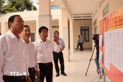 Ông Nguyễn Văn Thọ, Tổ trưởng Tổ công tác số 11, kiểm tra công tác chuẩn bị bầu cử tại điểm bầu cử Quốc hội và HĐND đặt tại trụ sở Ban quản lý Dự án đầu tư xây dựng xã Long Hải, Thành phố Hồ Chí Minh. (Ảnh: Huỳnh Sơn/TTXVN)