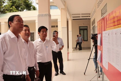 Ông Nguyễn Văn Thọ, Tổ trưởng Tổ công tác số 11, kiểm tra công tác chuẩn bị bầu cử tại điểm bầu cử Quốc hội và HĐND đặt tại trụ sở Ban quản lý Dự án đầu tư xây dựng xã Long Hải, Thành phố Hồ Chí Minh. (Ảnh: Huỳnh Sơn/TTXVN)