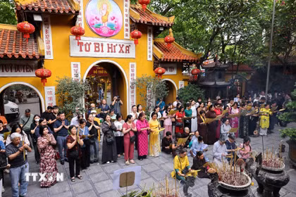 Đông đảo Phật tử tham dự Đại lễ Phật đản phật lịch 2569 - Dương lịch 2025. (Ảnh: Minh Đức/TTXVN)