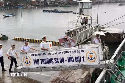 Ngay sau lễ khai mạc, hai tàu Trường Sa 04 và Trường Sa 21 mang theo những hòm phiếu đỏ thắm cùng niềm tin và kỳ vọng của đất liền hướng ra khơi xa. (Ảnh: TTXVN phát)