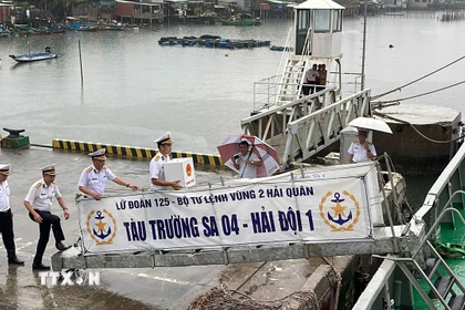 Ngay sau lễ khai mạc, hai tàu Trường Sa 04 và Trường Sa 21 mang theo những hòm phiếu đỏ thắm cùng niềm tin và kỳ vọng của đất liền hướng ra khơi xa. (Ảnh: TTXVN phát)