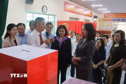 Đại diện Tổ bầu cử số 32 (phường Trấn Biên, tỉnh Đồng Nai) báo cáo với Bí thư Trung ương Đảng, Phó Chủ tịch nước Võ Thị Ánh Xuân về việc chuẩn bị cho công tác bầu cử. (Ảnh: Lê Xuân/TTXVN)