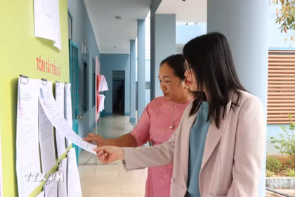 Cử tri phường Ea Kao, tỉnh Đắk Lắk quan tâm tìm hiểu về tiểu sử của các ứng cử viên. (Ảnh: Nguyên Dung/TTXVN)