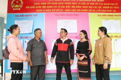 Các ứng cử viên đại biểu Quốc hội trao đổi tâm tư, nguyện vọng với nhân dân. (Ảnh: Nguyên Dung/TTXVN)