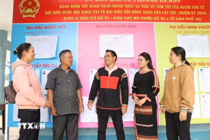 Các ứng cử viên đại biểu Quốc hội trao đổi tâm tư, nguyện vọng với nhân dân. (Ảnh: Nguyên Dung/TTXVN)